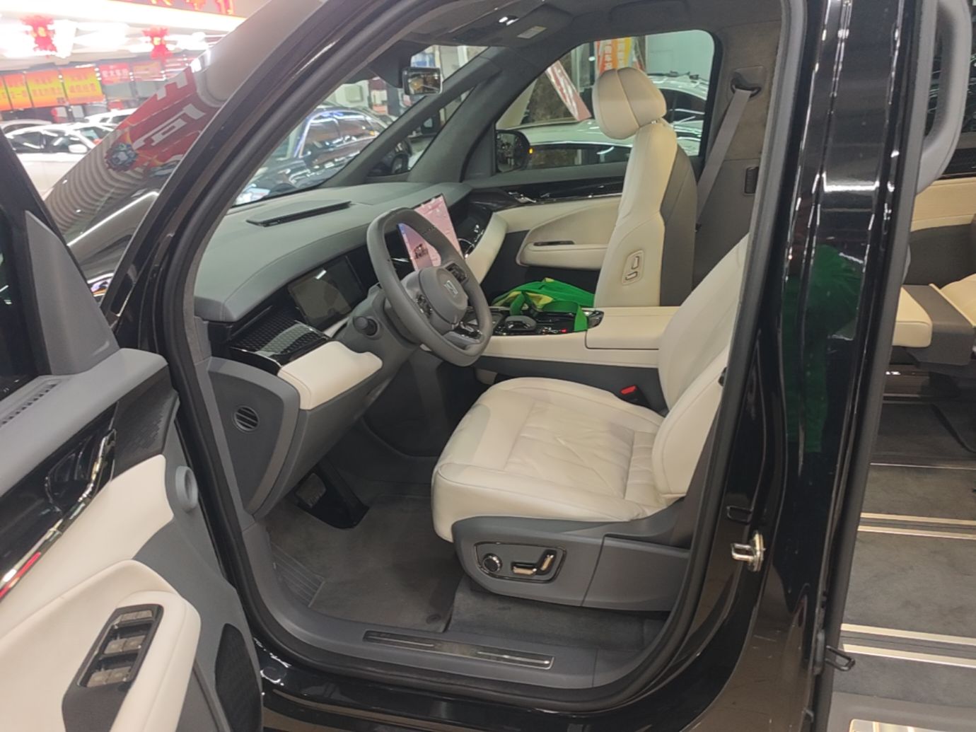 Zeekr 009 2024 Six-Seat Executive Version 4WD 108 kWh — снимка 17