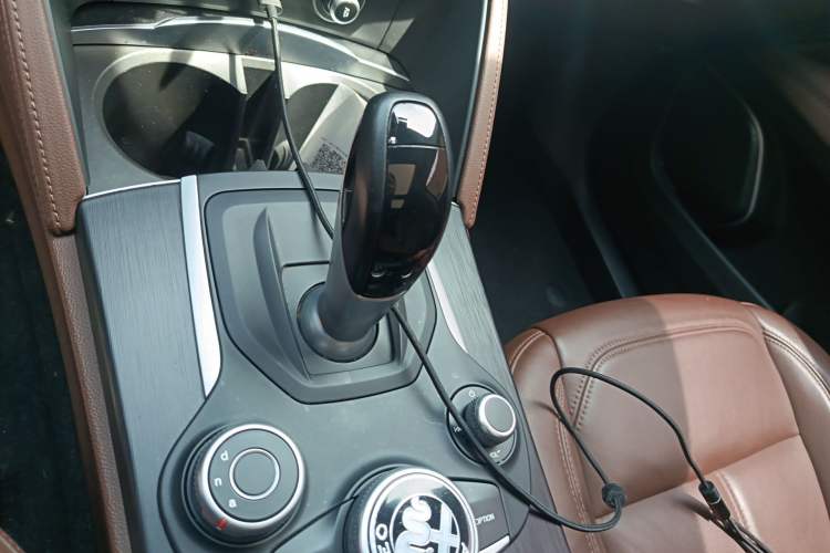 Used Alfa Romeo Stelvio 2017 2.0T 280HP Luxury Edition Gear Lever