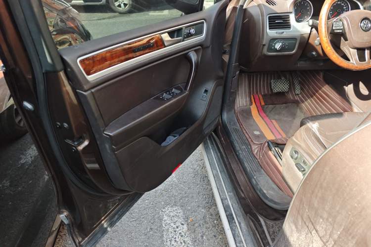 Used Volkswagen Touareg 2011 3.0 TSI High-End Version Driver Seat