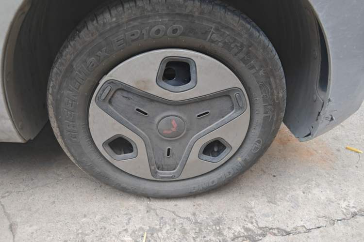 Used Wuling Zhiguang New Energy 2025 Comfort Model Right Front Wheel Hub