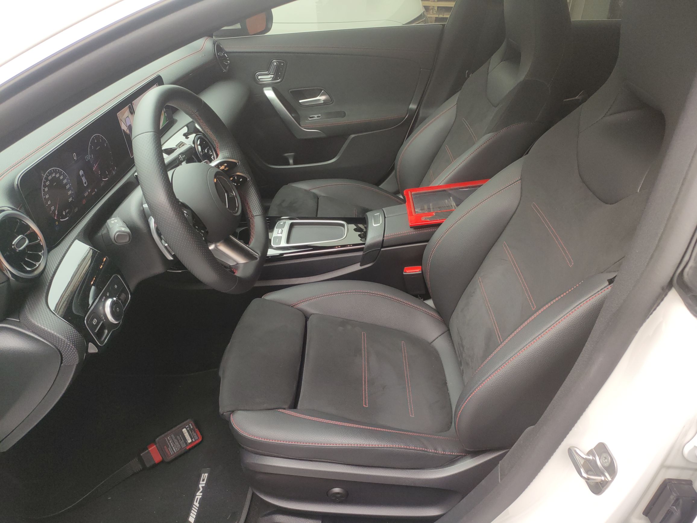 Переднее сиденье в автомобиле