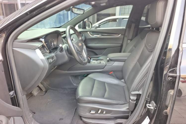 Used Cadillac XT5 2020 28T Luxury Version Left Front Seat