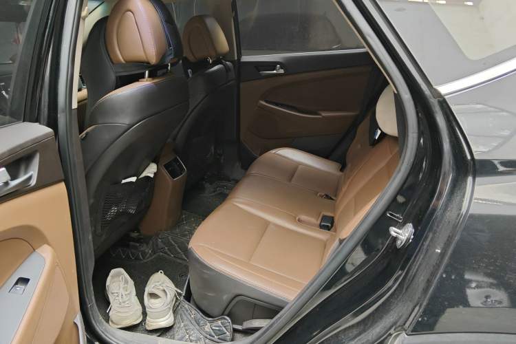 Used Hyundai Tucson 2015 1.6T Dual-Clutch Two-Wheel-Drive Leading Model Left Rear Seat