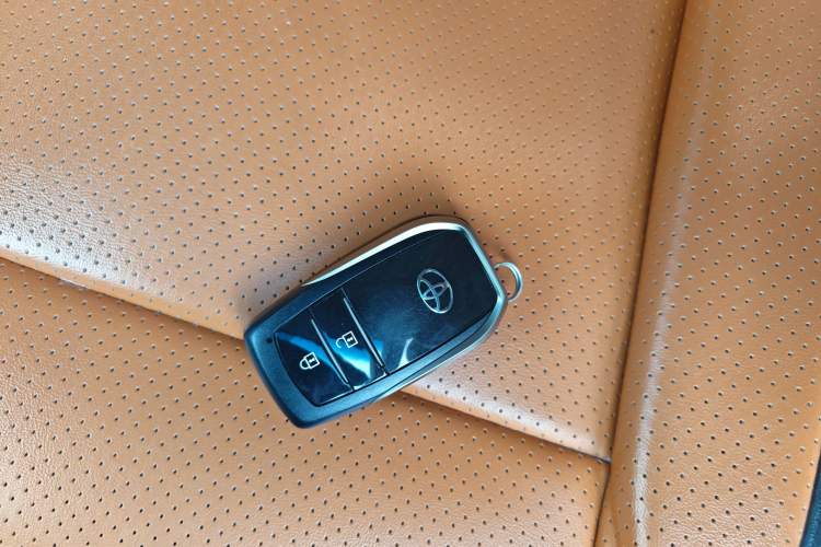 Used Toyota Harrier 2022 2.0L CVT Two-Wheel Drive Entry Version Vehicle Key