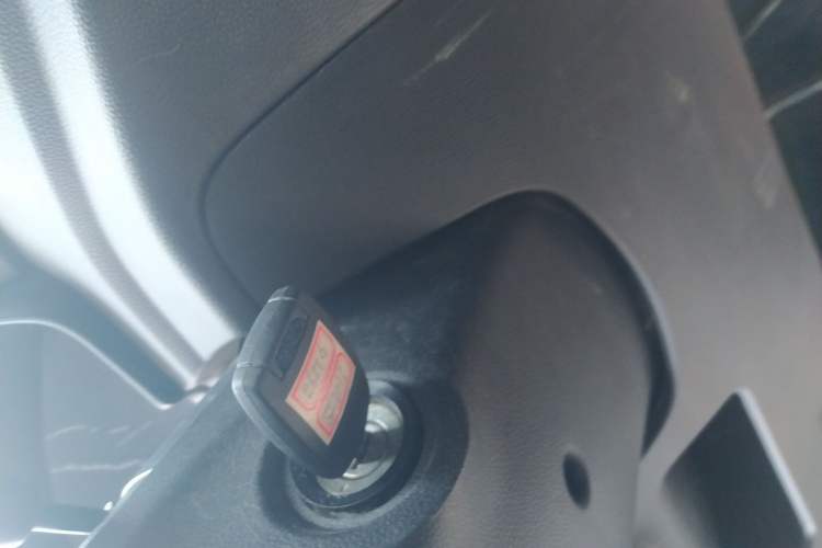 Used Wuling Hongguang V 2022 1.5L Jingqu Version Hydraulic Power Steering LAR Vehicle Key