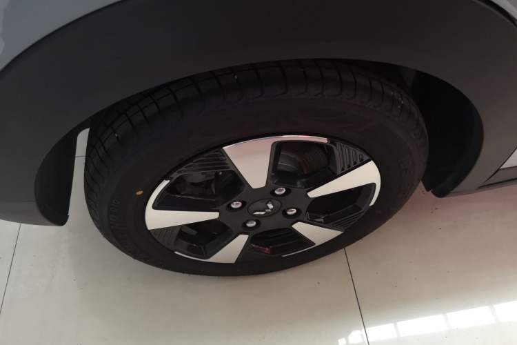 Used Wuling Bingo PLUS 2024 401 km Range 5-Seater Version Right Rear Wheel Hub