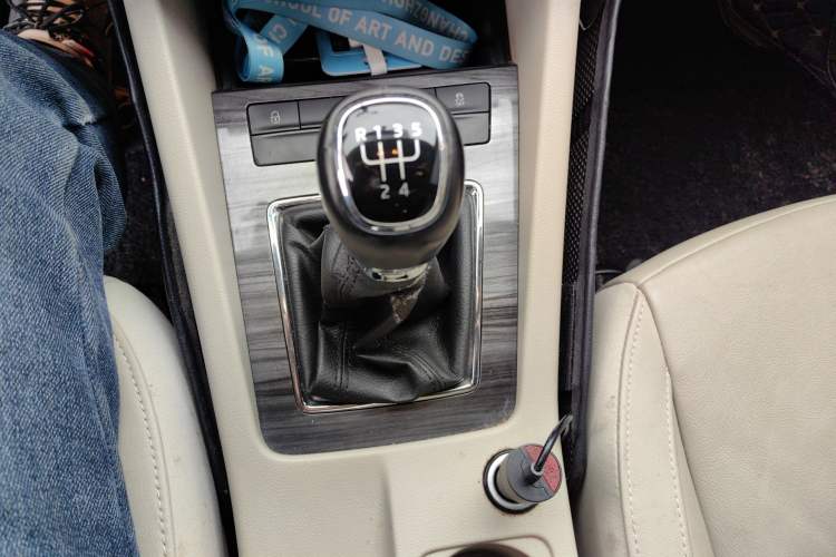 Used Skoda Octavia 2016 1.6L Manual Smart Drive Version Gear Lever