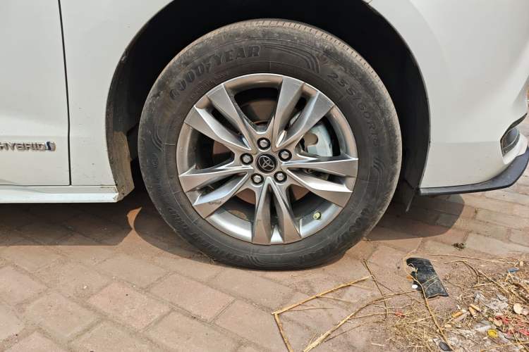 Used Toyota SIENNA 2024 2.5L Hybrid Comfort Edition Right Front Wheel Hub