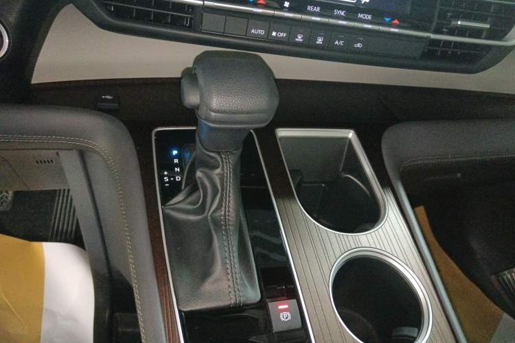 Used Toyota Sienna 2026 Model 2.5L Dual-Engine Two-Wheel-Drive Comfort Edition