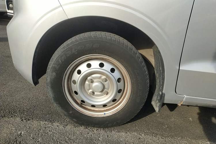 Used Wuling Hongguang V 2022 1.5L Jingqu Edition Enclosed-Window Vehicle with Hydraulic Power Steering LAR