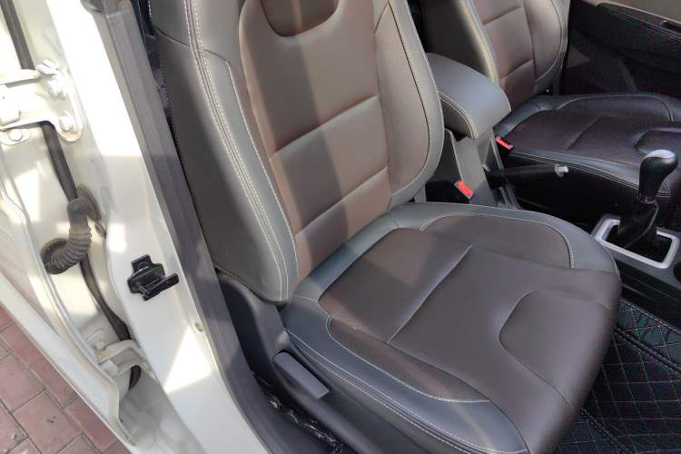 Used Dongfeng Fengon 330 2019 1.5L 330S Manual Comfort Version China VI Standard Right Front Seat