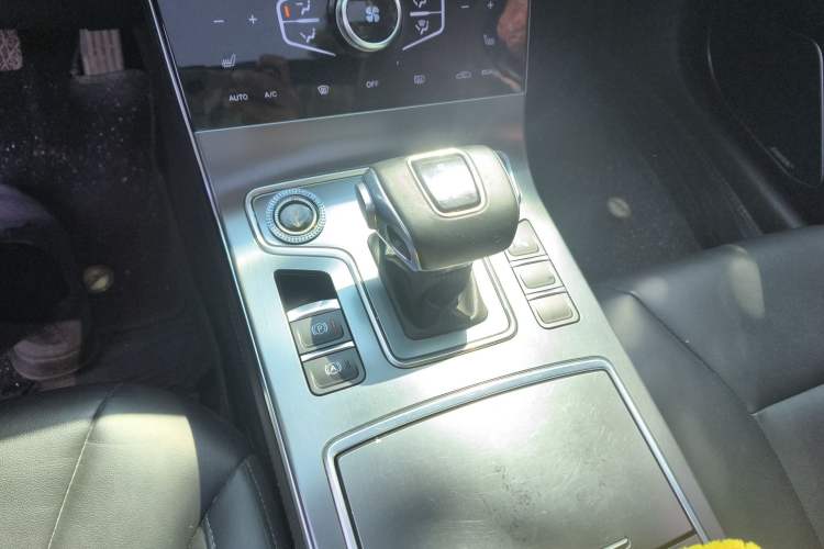 Used Hongqi H5 2022 Classic Model Facelift 1.8T Automatic Smart Connect Flagship Edition Gear Lever