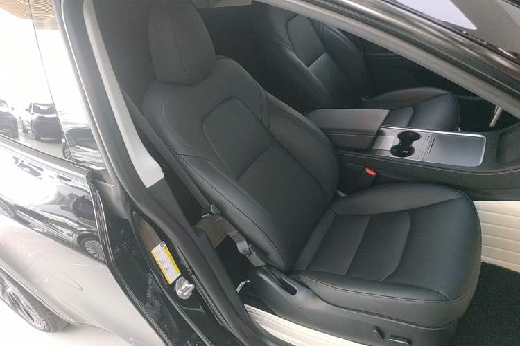 Used Tesla Model Y 2023 Long-Range All-Wheel-Drive Version
