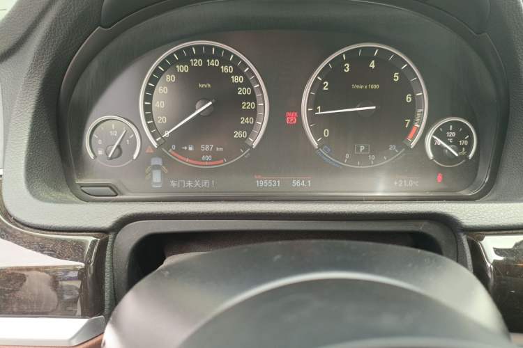 Used BMW 5 Series GT 2015 528i Leading Model Odometer Close Up