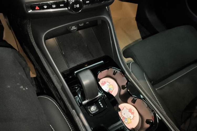 Used Volvo C40 2022 Long-Range PRO Version Gear Lever