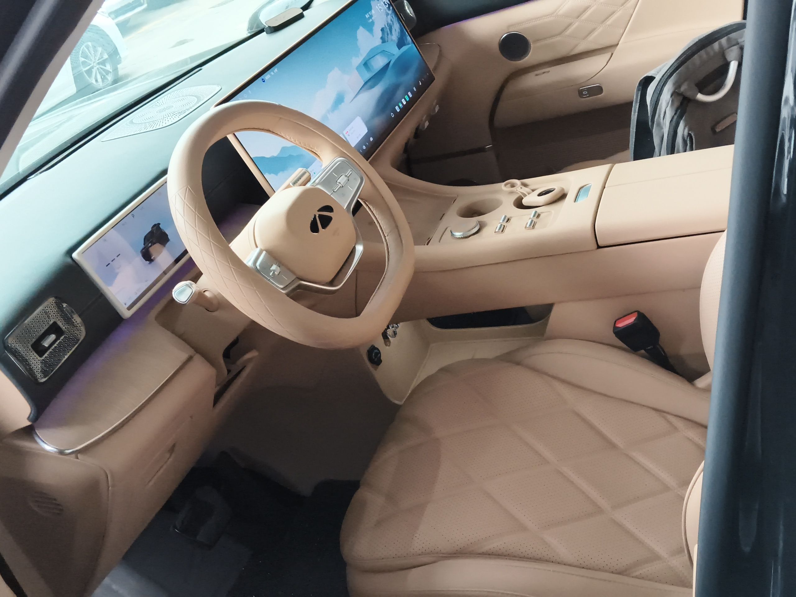 المقاعد الأمامية داخل السيارة