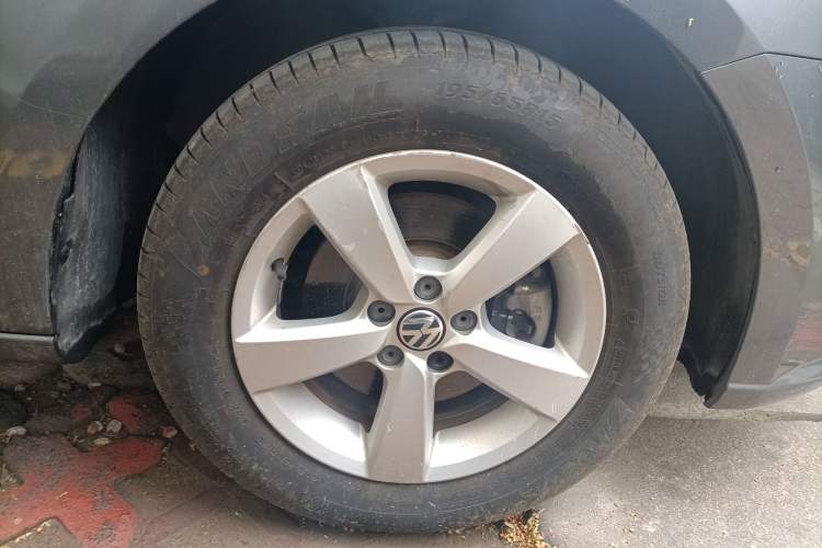 Used Volkswagen Lavida 2013 Revised Classic 1.6L Manual Fashion Edition Right Front Wheel Hub