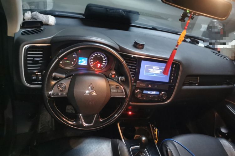 Used Mitsubishi Outlander 2018 2.0L Two-Wheel-Drive Jiale Edition 7-Seater Center Console