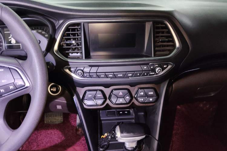 Used GAC Trumpchi GS4 2017 235T Automatic Two-Wheel Drive Elite Edition Audio And AC Panel