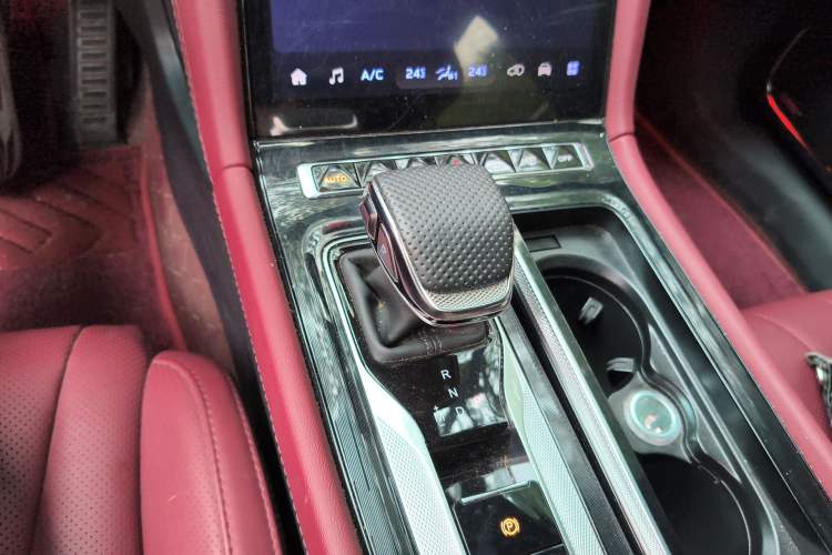 Used Hongqi H5 2025 2.0T Automatic Xuan Ying Edition Gear Lever