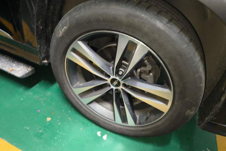 Used Audi Q6 2025 40 TFSI quattro Commemorative Edition Yulin Package 7 Seats Right Front Wheel Hub