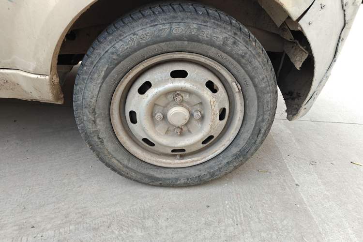 Used BAIC Weiwang 306 2011 1.3L base model 7 seats Right Front Wheel Hub