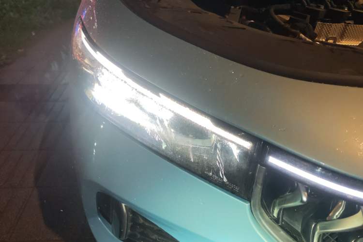 Used VOYAH FREE 2023 Four-Wheel Drive Extended-Range Model with Ultra-Long Range Right Front Headlight