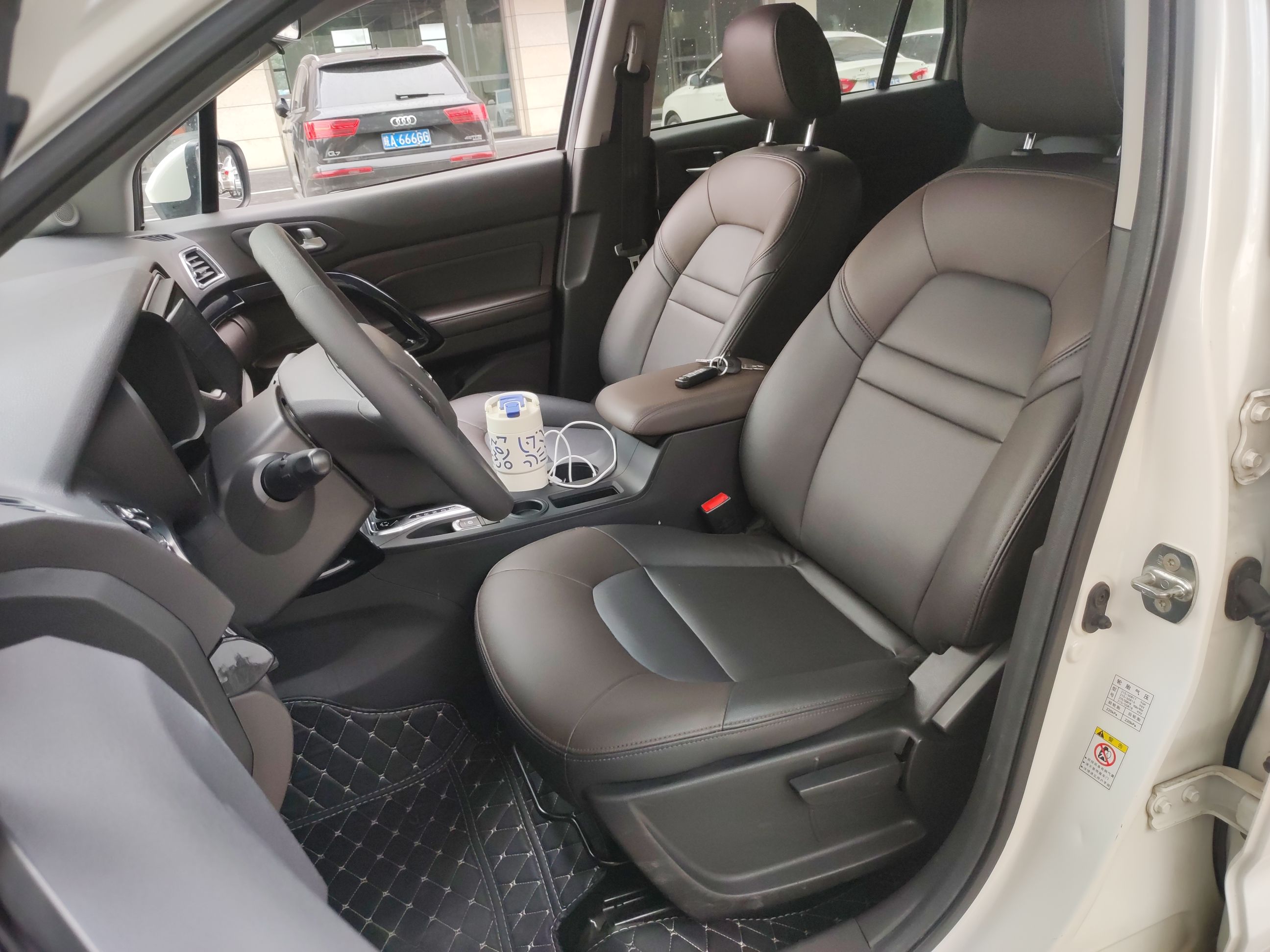 المقاعد الأمامية داخل السيارة