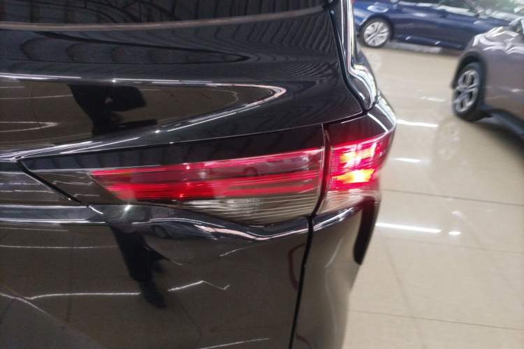 Used Toyota Granvia 2022 2.5L Hybrid Premium Edition Exterior 3