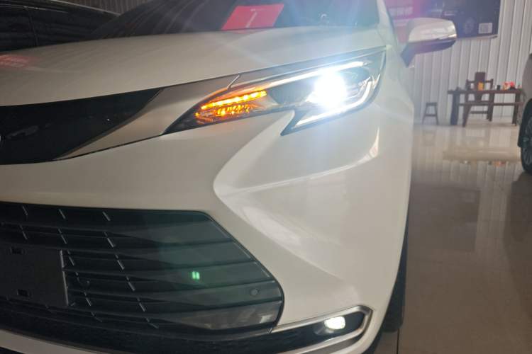 Used Toyota SIENNA 2023 2.5L Hybrid Deluxe Edition