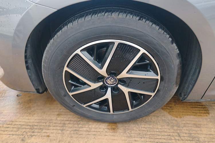 Used BYD Qin L 2024 DM-i 80KM Beyond Model Left Front Wheel Hub