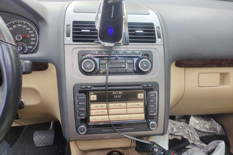 Used Volkswagen Touran 2013 1.4T DSG Crystal Edition 5-Seater Audio And AC Panel