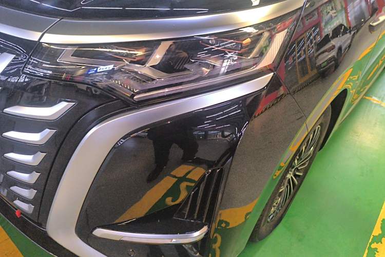 Used Denza D9 2025 DM-i Smart Drive 1020 Four-Wheel Drive Deluxe Model
