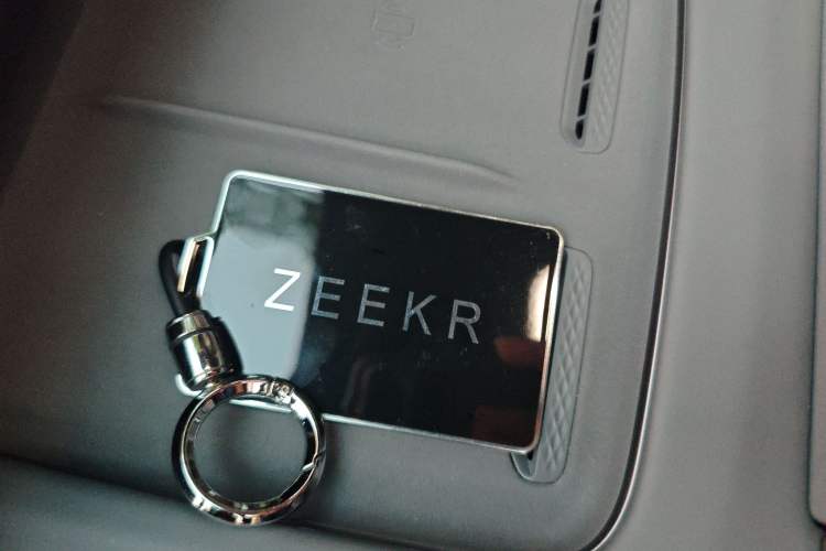 Used Zeekr 7X 2025 100 kWh Long-Range Rear-Wheel Drive with Intelligent Driving Features Vehicle Key