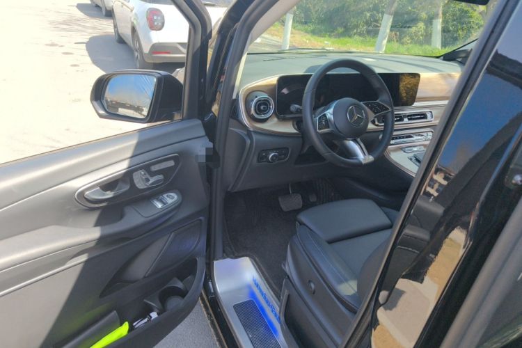 Used Mercedes-Benz V-Class 2024 V 300 Pilot Edition Driver Seat