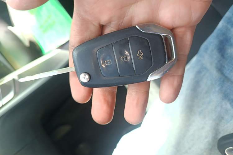 Used SAIC MAXUS T60 2017 2.4L Gasoline Manual Two-Wheel Drive High-Ride Elite Standard Van
