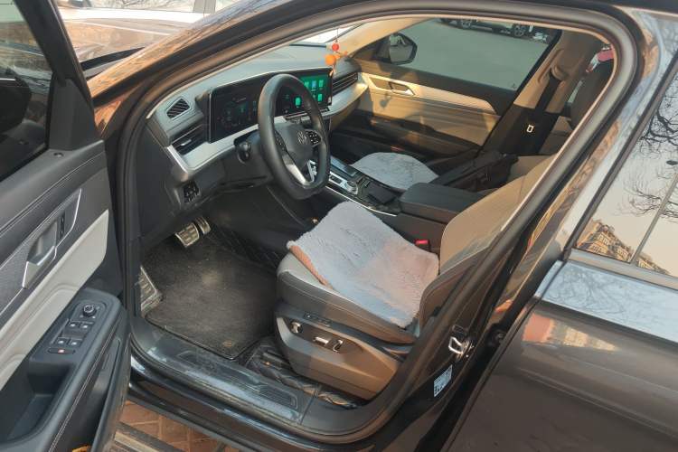 Used Volkswagen Tavendor 2024 380TSI All-Wheel Drive R-Line Cruise Edition Driver Seat