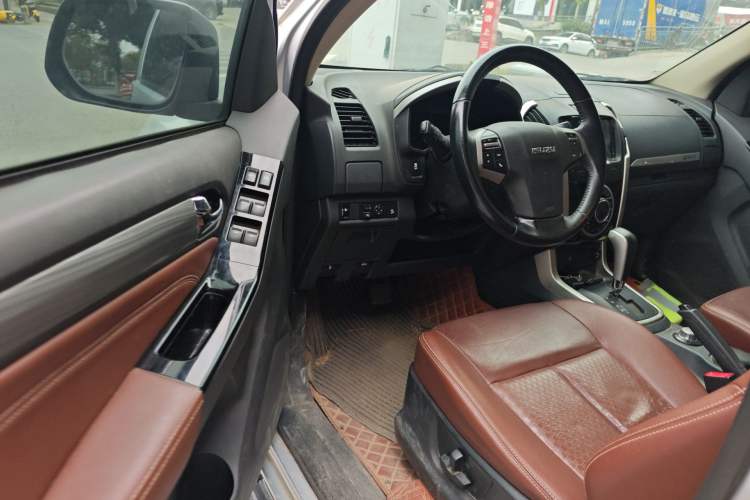 Used Isuzu D-MAX 2018 3.0T Four-Wheel Drive Automatic Ultra-Luxury Version 4JJ1-TC HI