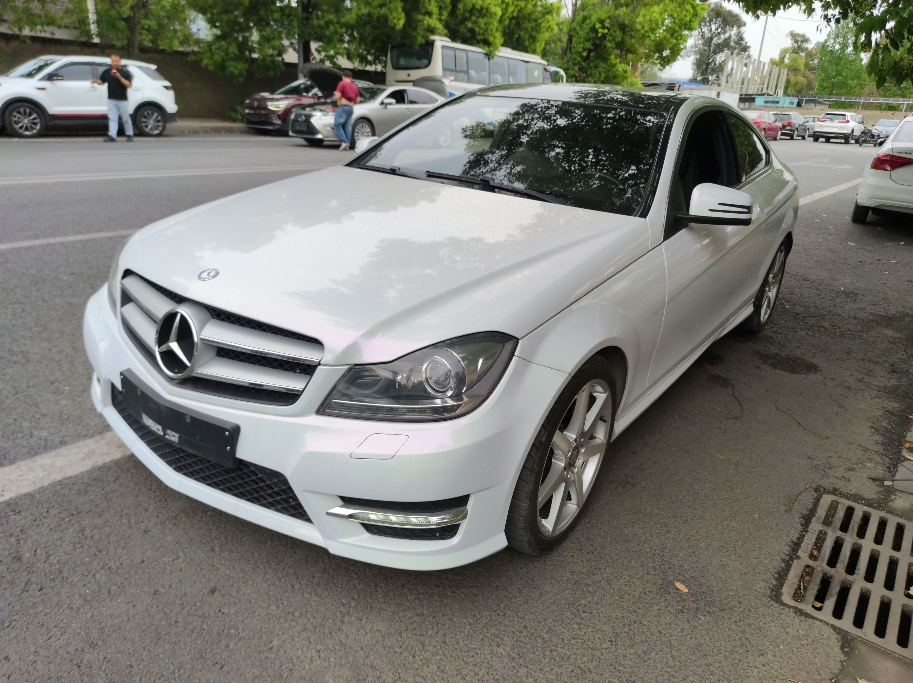 Под передней частью автомобиля