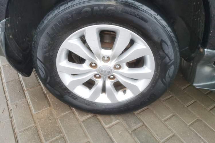 Used Kia Sportage 2013 2.0L Manual Two-Wheel Drive GL Trim Right Rear Wheel Hub