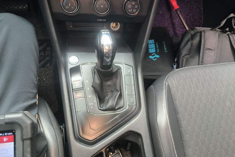 Used Volkswagen Tiguan L 2017 330TSI Automatic Two-Wheel Drive Luxury Edition Gear Lever