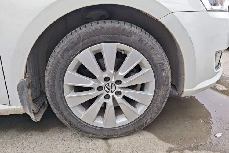 Used Volkswagen Lavida 2013 Restyled Classic 1.6L Manual Comfort Edition Right Front Wheel Hub