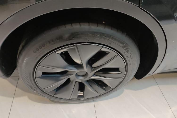 Used Tesla Model Y 2024 Rear-Wheel-Drive Version Right Rear Wheel Hub