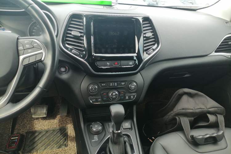 Used Jeep Cherokee 2019 2.0T Four-Wheel Drive Exclusive Edition China V
