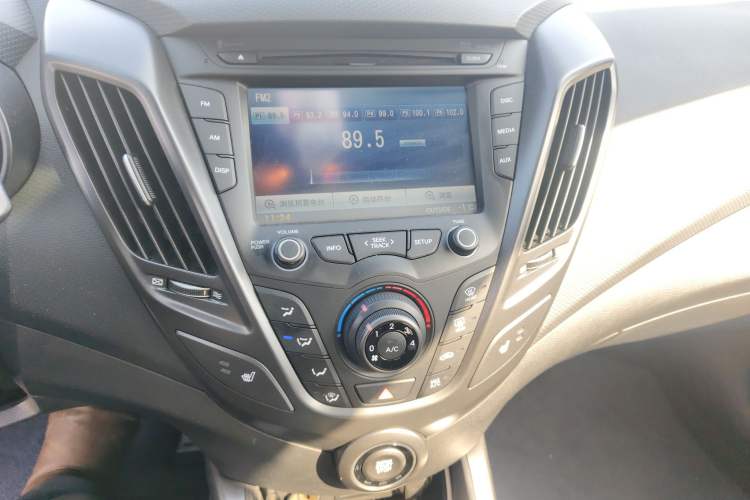 Used Hyundai Veloster 2015 1.6T Automatic Luxury Edition Audio And AC Panel