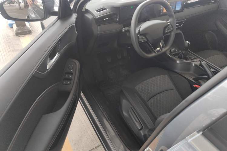 Used Roewe i5 2026 Model 1.5L Manual Comfort Version