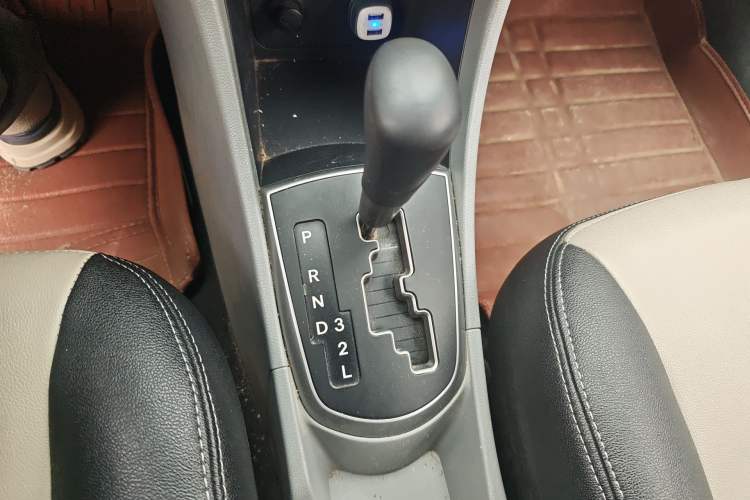 Used Hyundai Verna (older generation) 2014 1.4L Automatic Smart GLS Gear Lever
