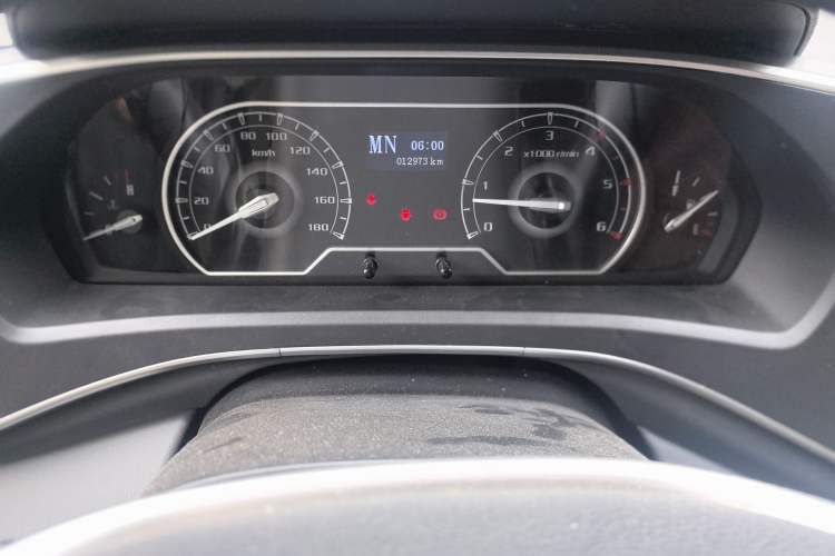 Used SAIC MAXUS Xintu V80 2023 2.0T AMT Classic Aoyuntong Long Wheelbase Mid-Height 6/7/8/9-Seater