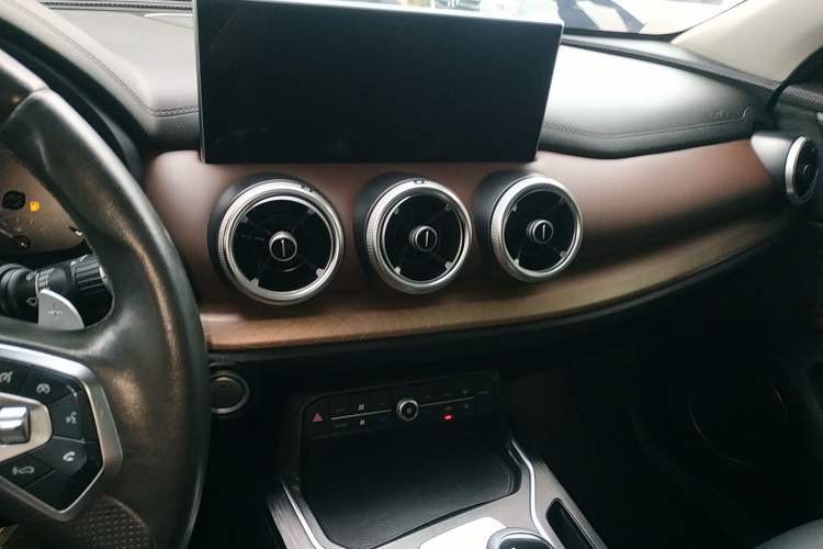 Used Wey VV5 2020 1.5T Two-Wheel Drive Color Pioneer Audio And AC Panel