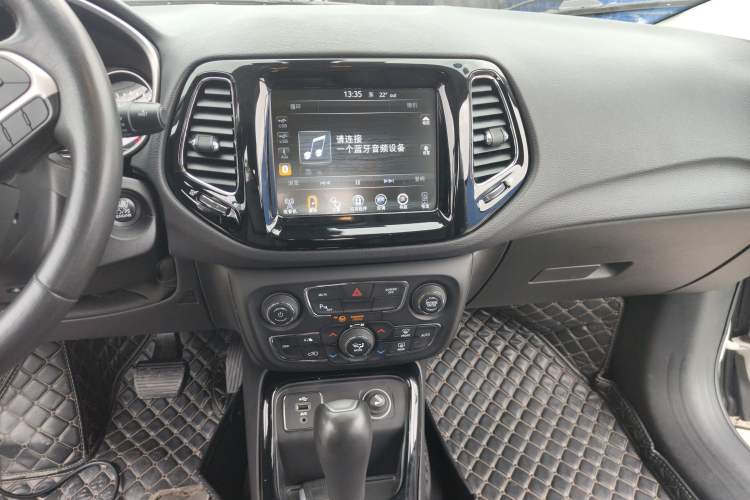 Used Jeep Compass 2017 200T Automatic Prestige Edition Audio And AC Panel